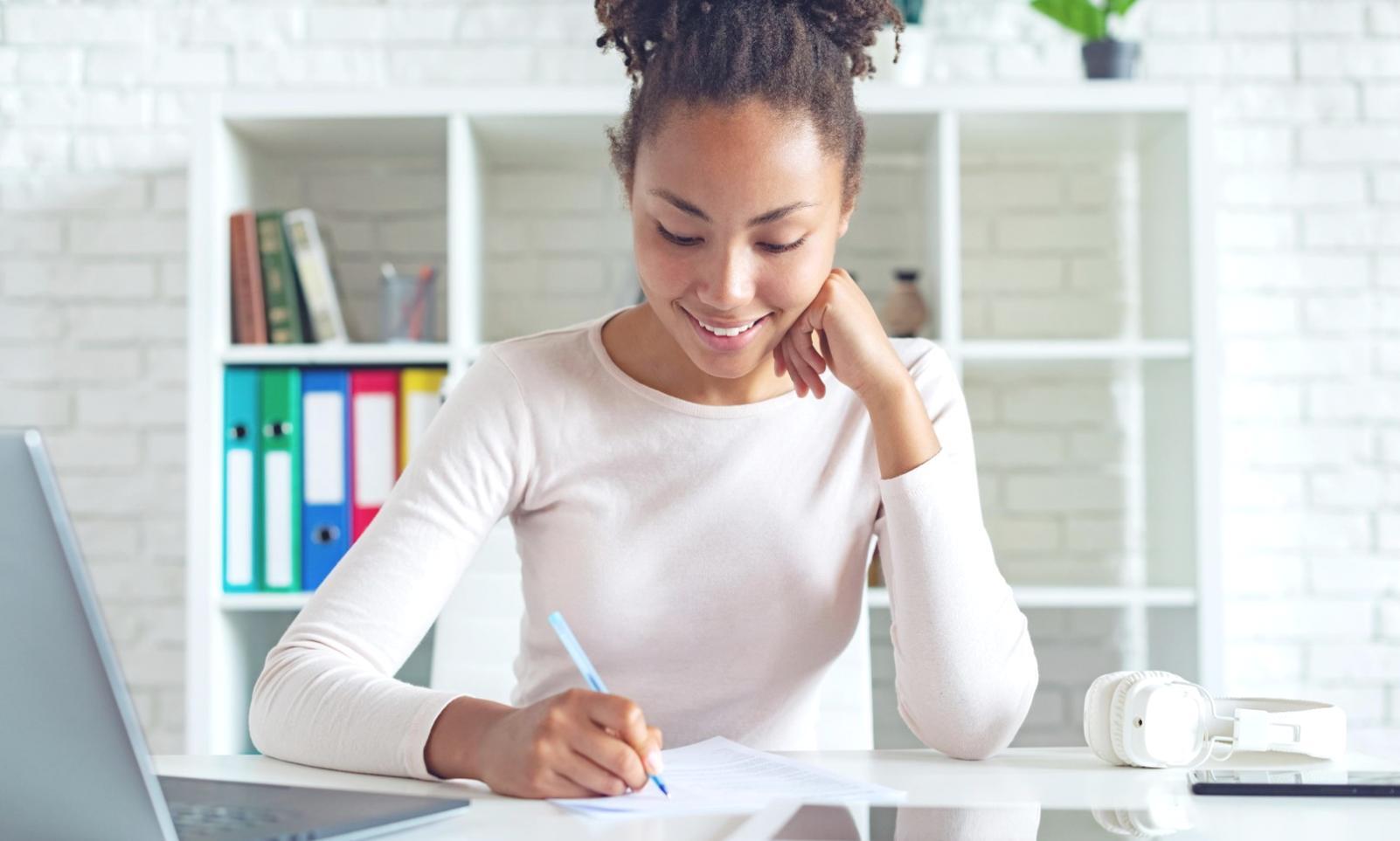 Diskusi intensif tentang strategi evaluasi investasi antara mentor dan peserta