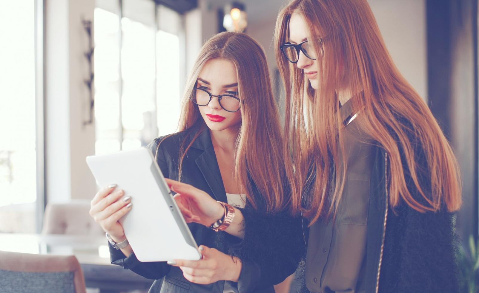 Presentasi hasil evaluasi investasi kepada tim partner