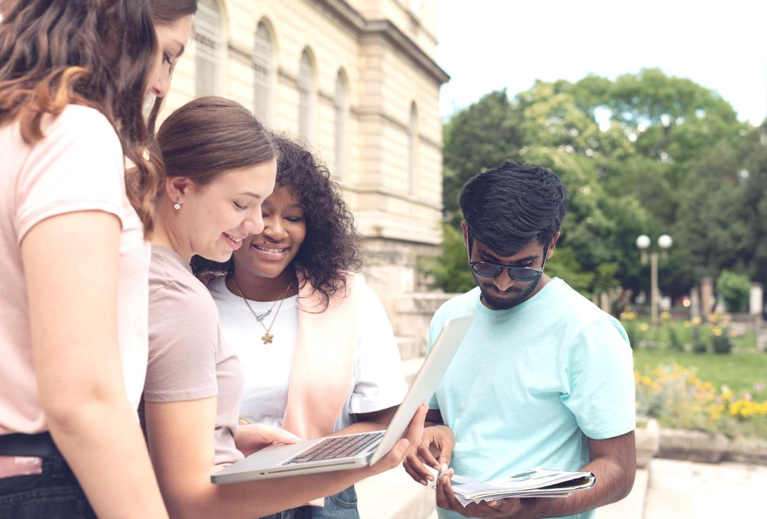 Workspace profesional dengan dokumen analisis investasi