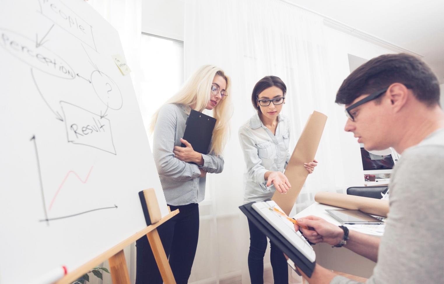 Seorang profesional sedang menganalisis data investasi dengan grafik dan laporan keuangan